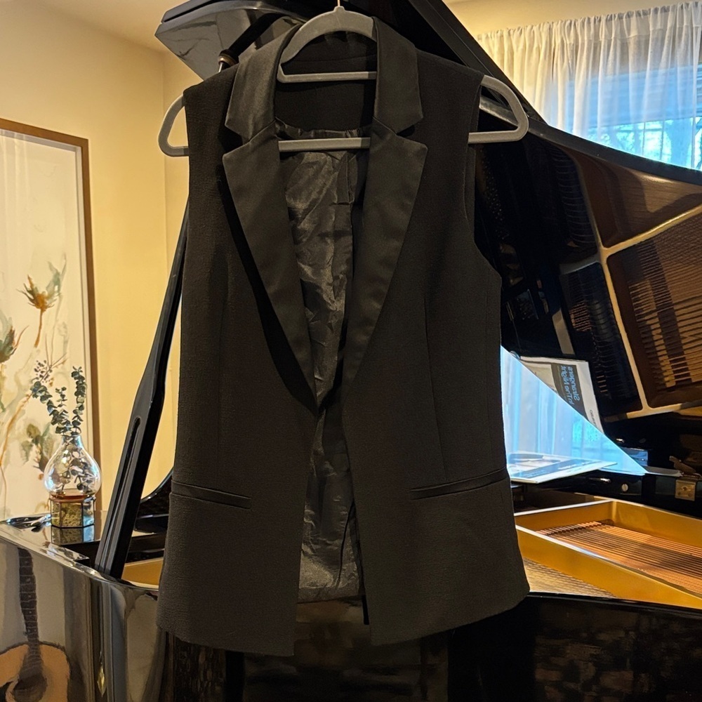 Forever 21 Black Sleeveless Blazer